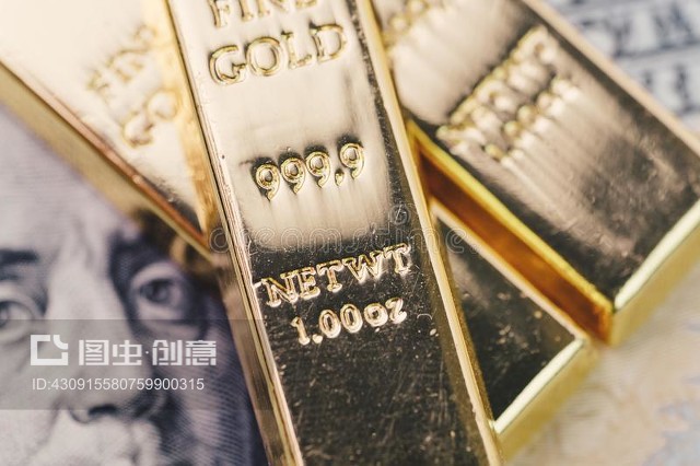 美国美元纸币上的金条、金条或银锭堆叠Gold bar, bullions or ingot stack on america US dollar banknote